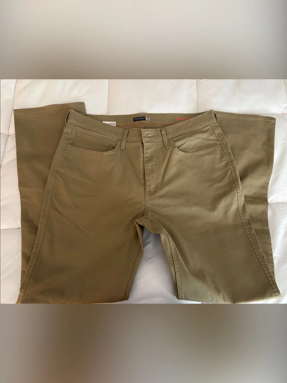 Dockers Men's Chinos in Khaki Tan